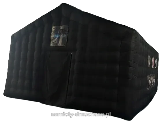 Czarny namiot pneumatyczny na imprezie plenerowej